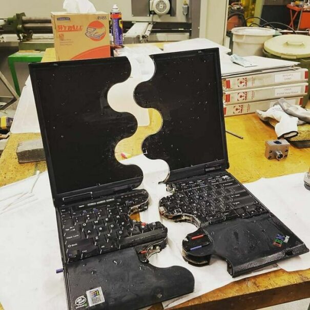 20-pics-snapped-by-technicians-on-the-job-demilked