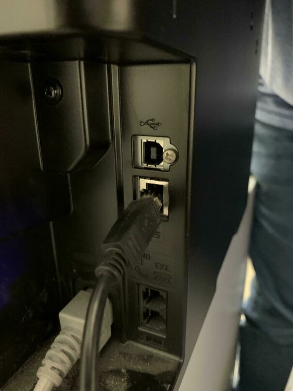 20-pics-snapped-by-technicians-on-the-job-demilked