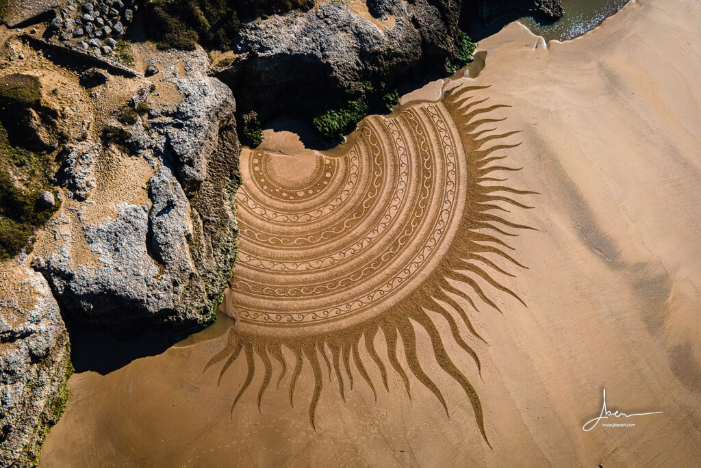 20 Times This Artist Created Enormous Sand Drawings Just To Be Washed 