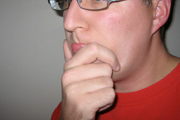 20 Inconsiderate Things People Should Avoid Doing In Public DeMilked