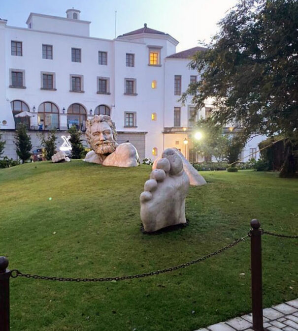 20 Of The Most Bizarre Sculptures Spotted In Public That Surprised