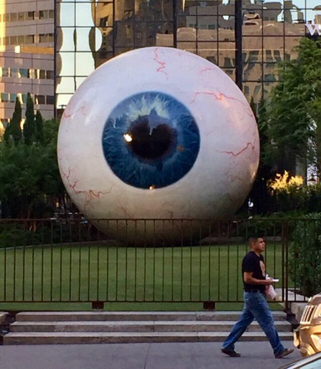20 Of The Most Bizarre Sculptures Spotted In Public That Surprised ...
