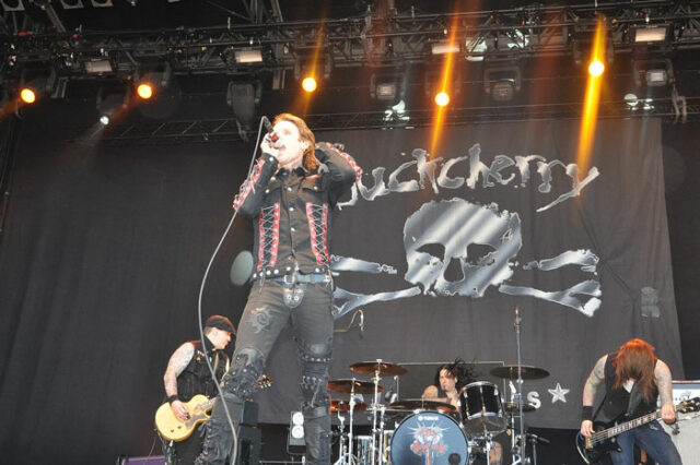 25 Of The Worst Concerts People Have Been To | DeMilked